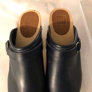 Gap clogs dark blue
